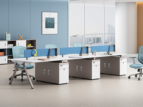 International Office Furniture Kopers bespreken het lay -outplan in uw werkmeubilair showroom